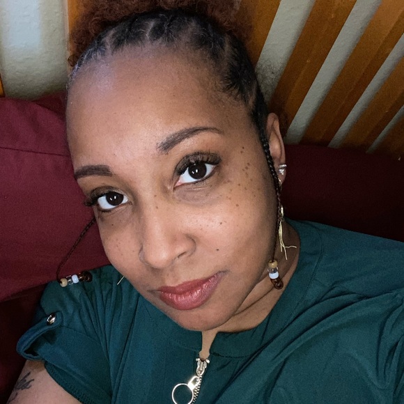 Meet your Posher, Nicole - Picture 6 of 6